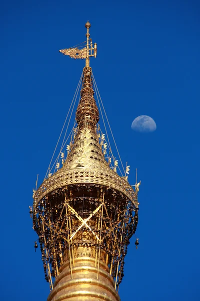 W górnej części shwedagon pagoda — Zdjęcie stockowe