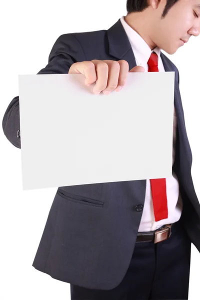Деловой человек держит белую карточку — стоковое фото