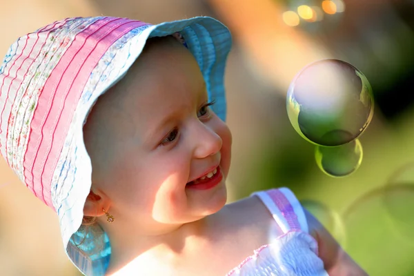 Lilla flickan har roligt med lite såpbubblor — Stockfoto