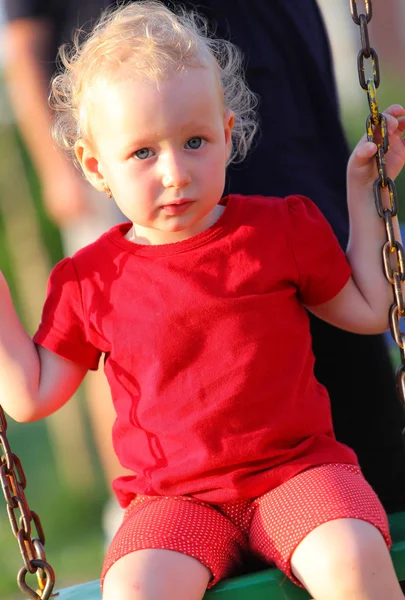 Porträtt av en liten flicka på en gunga — Stockfoto
