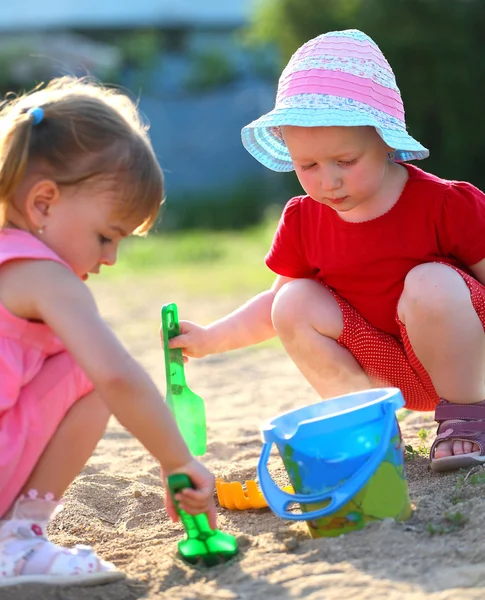 Girls playing in the park — Stock Photo, Image
