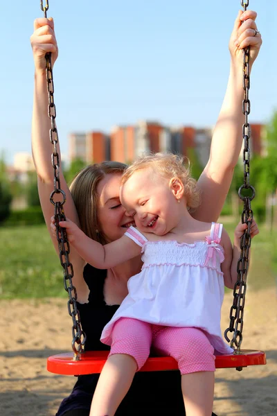 Anne ve kızı parkta. — Stok fotoğraf