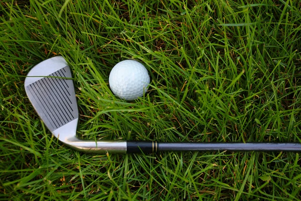 Μπαστούνι του γκολφ και μπάλα — Φωτογραφία Αρχείου