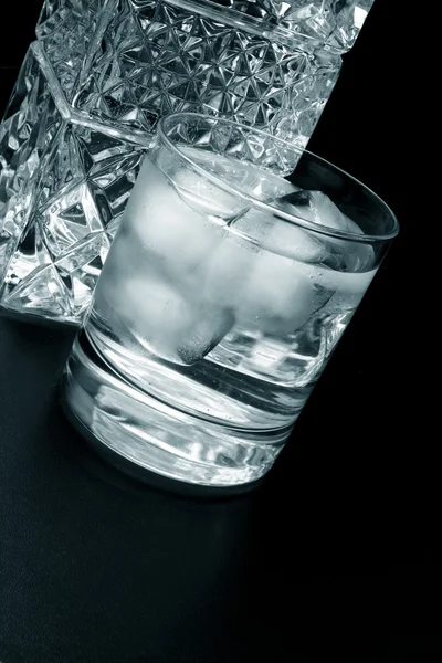 Vidro de uísque de cristal e garrafa — Fotografia de Stock