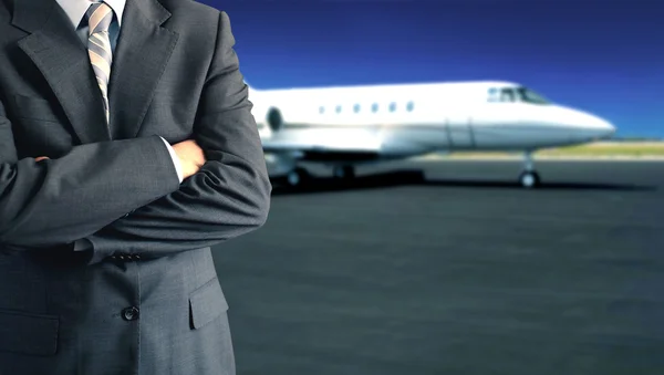 Бизнесмен перед частным самолетом — стоковое фото