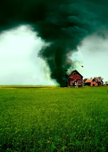 Торнадо, разрушающий дом — стоковое фото