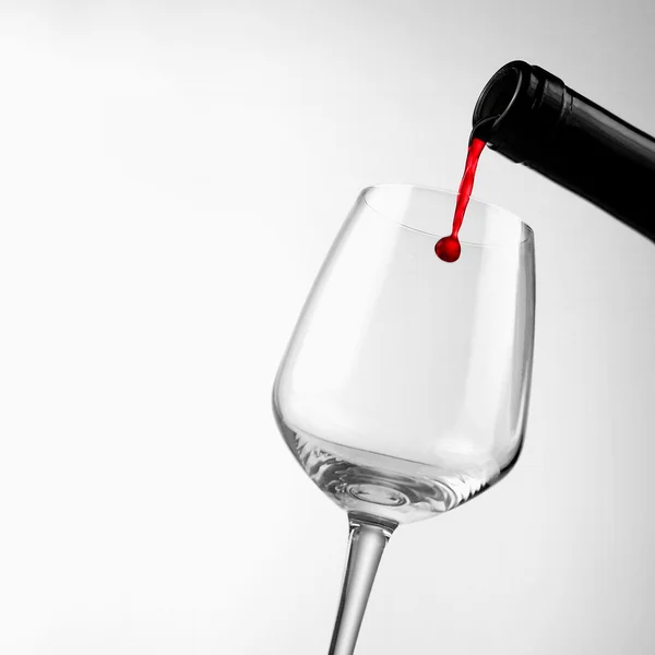 Vin roșu turnat în pahar de vin — Fotografie, imagine de stoc