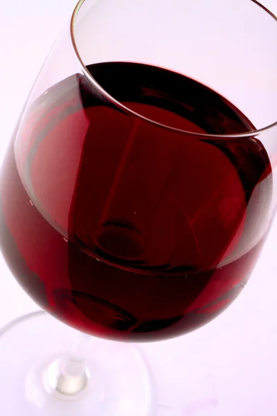 Vinho tinto em um copo de vinho — Fotografia de Stock