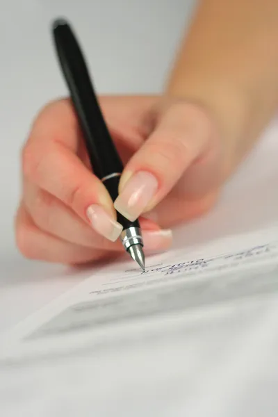 Femme signant un contrat Image En Vente