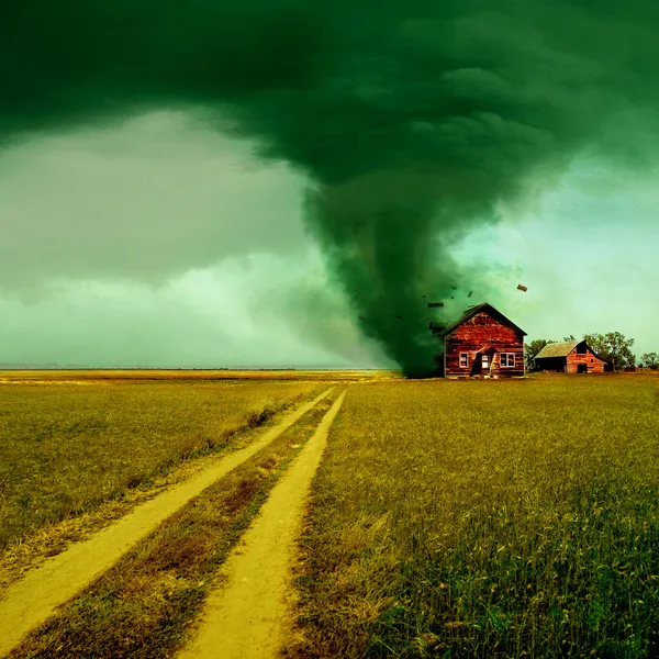 Tornado drabbar ett hus Stockbild
