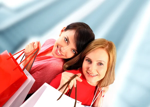 Två unga kvinnor shoppar — Stockfoto