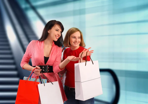 İki genç kadın alışveriş yapıyor. — Stok fotoğraf