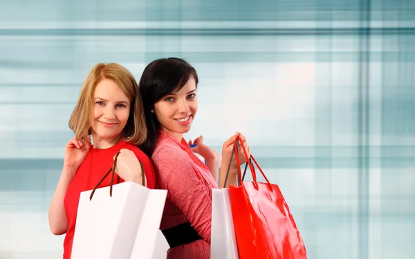 Två unga kvinnor shoppar — Stockfoto