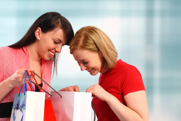 Dos mujeres de compras — Foto de Stock
