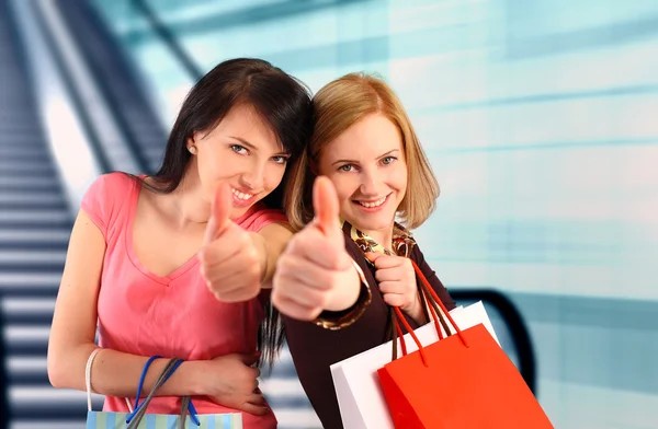 Två kvinnor shopping — Stockfoto