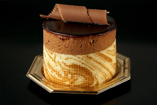 Siyah arka plan üzerine çikolatalı pasta — Stok fotoğraf