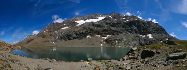 Панорама горного озера — стоковое фото