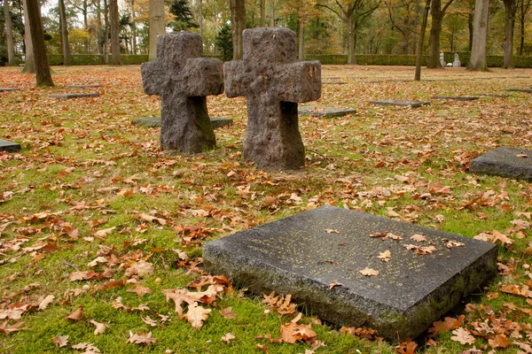 Alman askeri mezarlığı vladslo - haç — Stok fotoğraf