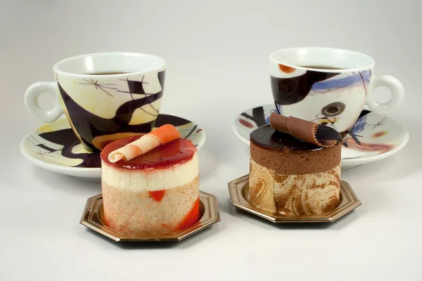 Pastelería de Chocolate y Fruta en blanco con taza — Foto de Stock