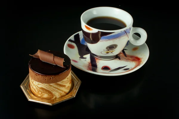 Pastelería de chocolate en negro con taza de café —  Fotos de Stock