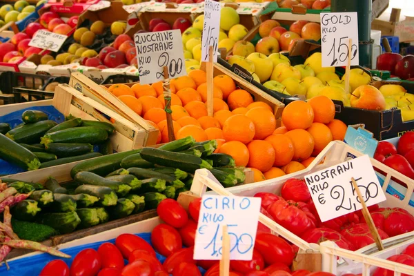 Italiaanse fruitmarkt — Stockfoto