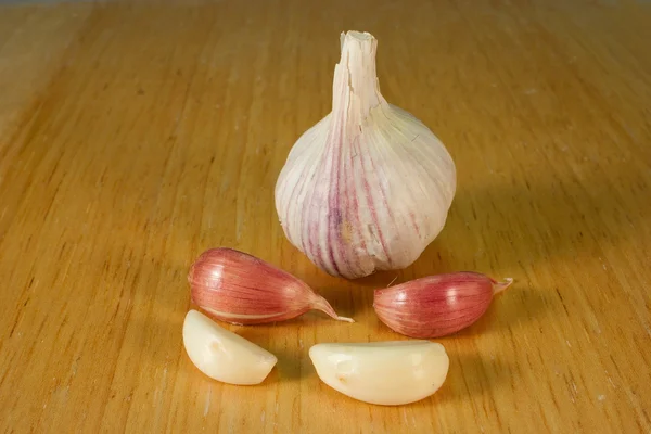 Garlic on Breadboard - 1 — Stock Photo, Image