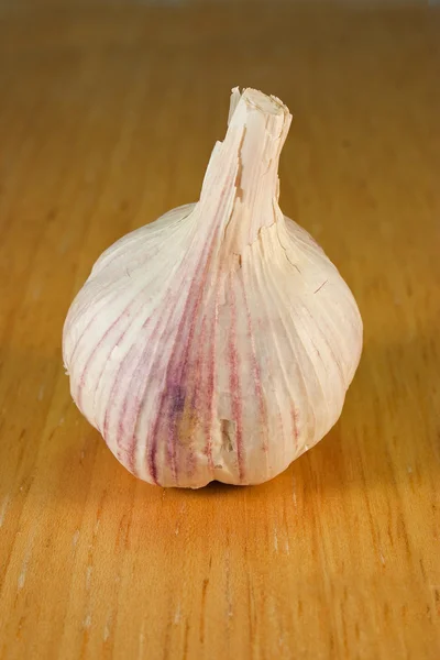 Garlic on Breadboard - 2 — Stock Photo, Image