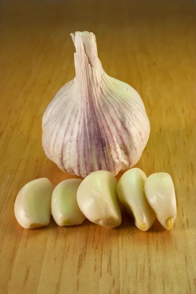 Garlic on Breadboard - 3 — Stock Photo, Image