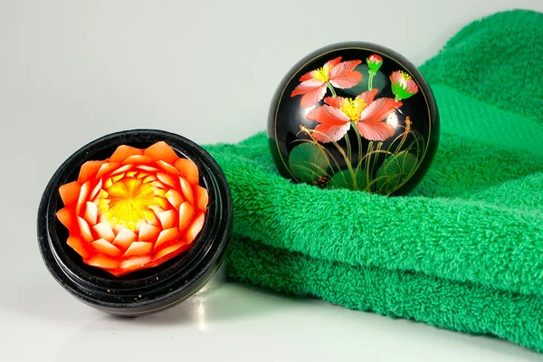 Květ květ a zelený ručník — Stock fotografie