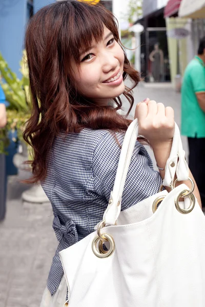 Donna trasportare borsa shopping . — Foto Stock