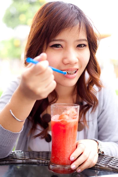 Vrouw drinken fruit shakes. — Stockfoto