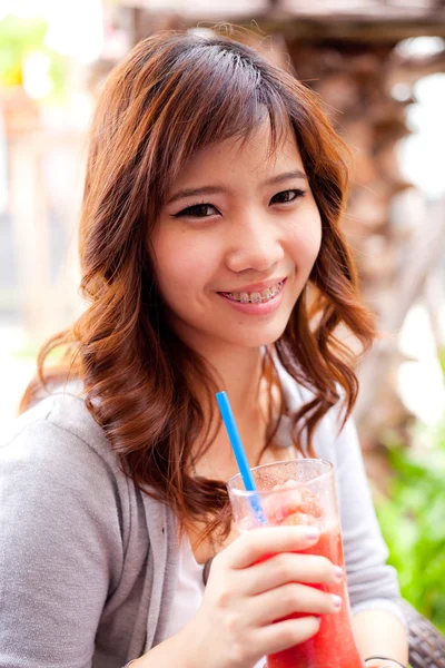 Woman drinking fruit shakes. — Stock Photo, Image