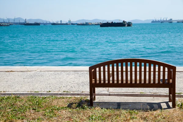 海のそばのベンチ. — ストック写真
