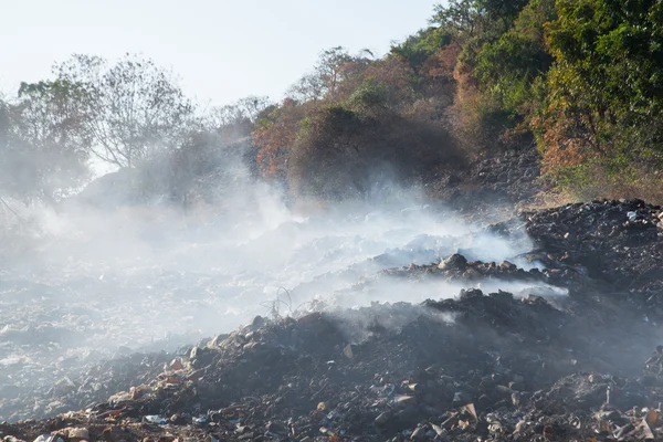 Brennender Müllhaufen. — Stockfoto