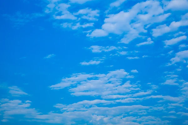 青空に雲します。 — ストック写真