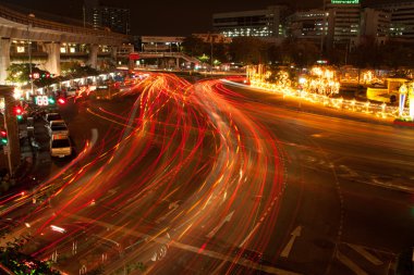 vehículos ligeros en la intersección.