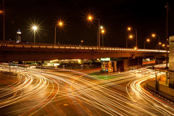 Lichte voertuigen in het snijpunt. — Stockfoto