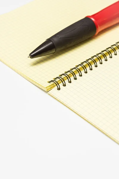 Buku catatan dan pena pada latar belakang putih — Stok Foto