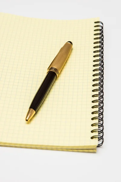 Notesbog og pen på hvid baggrund - Stock-foto