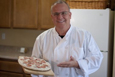 Donmuş pizza sunmak Şef