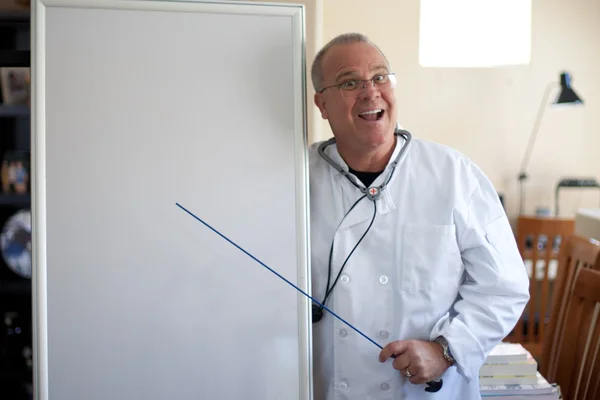 Läkare med blackboard pekar — Stockfoto