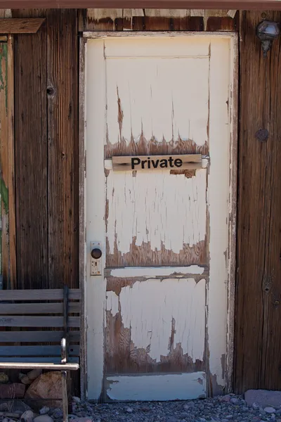 Cartello privato sulla vecchia porta del fienile in legno — Foto Stock