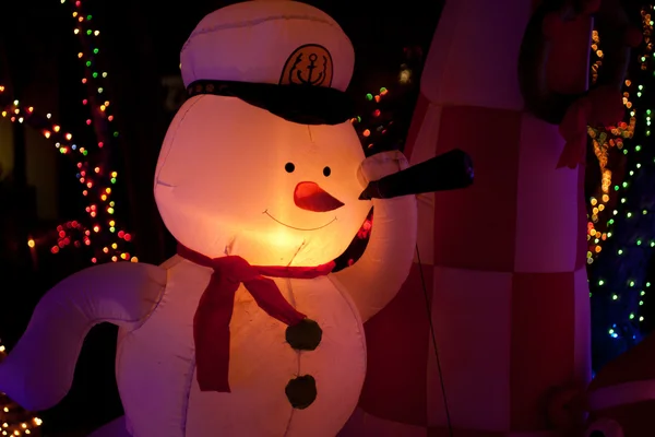 Schneemann und Weihnachtsbeleuchtung — Stockfoto