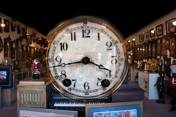 Антикварний годинник магазин — стокове фото