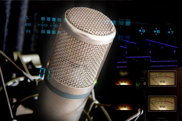 Studiový mikrofon a nahrávací zařízení — Stock fotografie