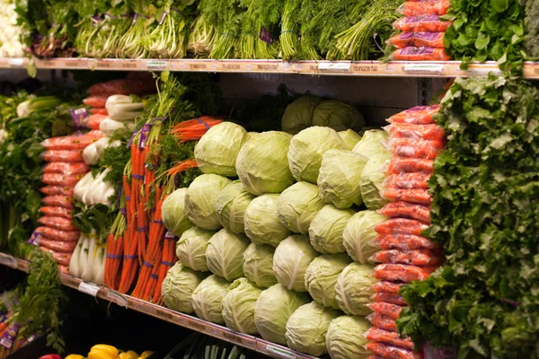 Col y zanahoria en el estante — Foto de Stock