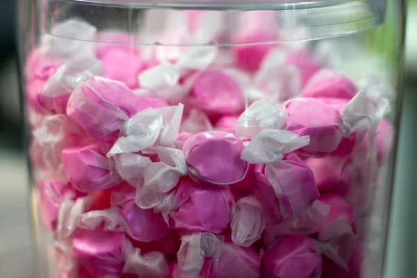 粉红色的盐水糖果 免版税图库照片