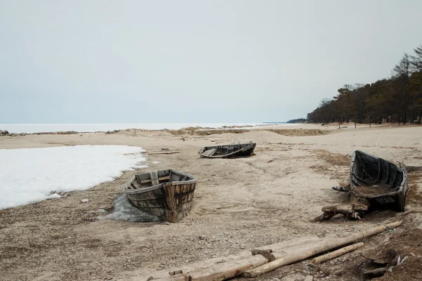 Stare drewniane łódź na piasku — Zdjęcie stockowe