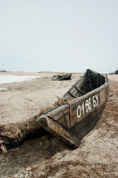 Kum üzerinde eski bir ahşap tekne — Stok fotoğraf