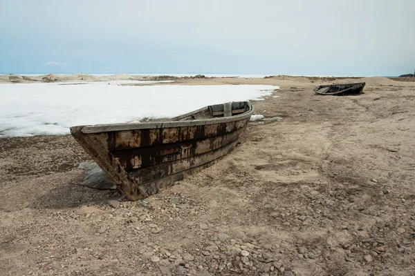 Stare drewniane łódź na piasku — Zdjęcie stockowe
